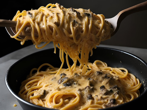 Sartén burbujeante de pasta linguine al dente sofocada sobre un fondo negro ai generativo