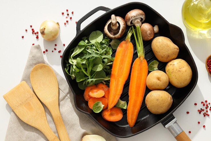Una sartén para cocinar sobre la mesa con ingredientes.