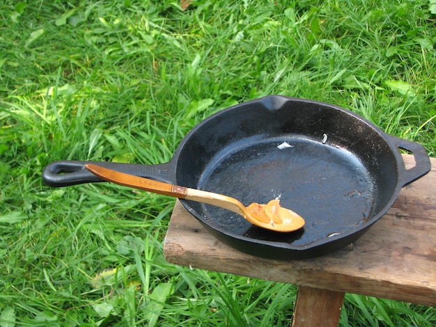 Una sartén de hierro fundido con un mango de madera y un mango de madera que dice "la palabra" en él.