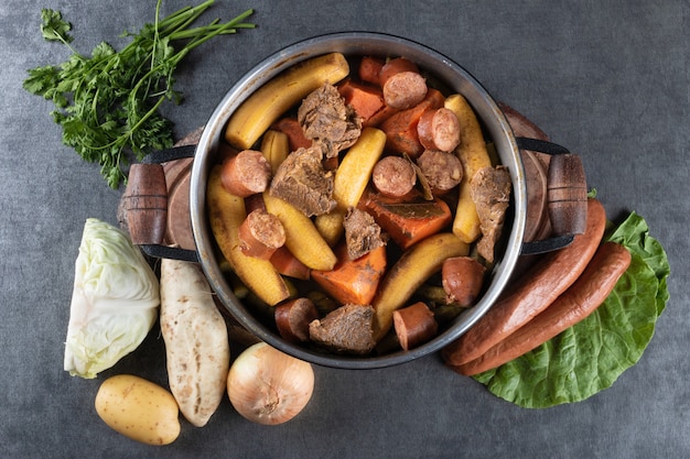 Sartén de hierro negro con vista superior de comida brasileña cocida.