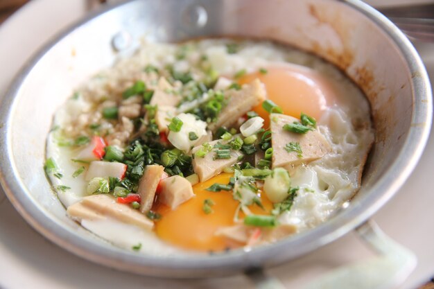 Sartén para huevos de comida local tailandesa por la mañana