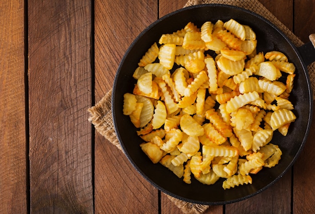 Sartén con una patata frita de forma rural.