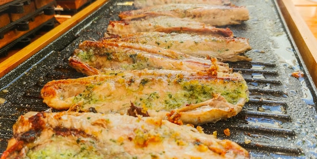 Una sartén de pescado a la parrilla