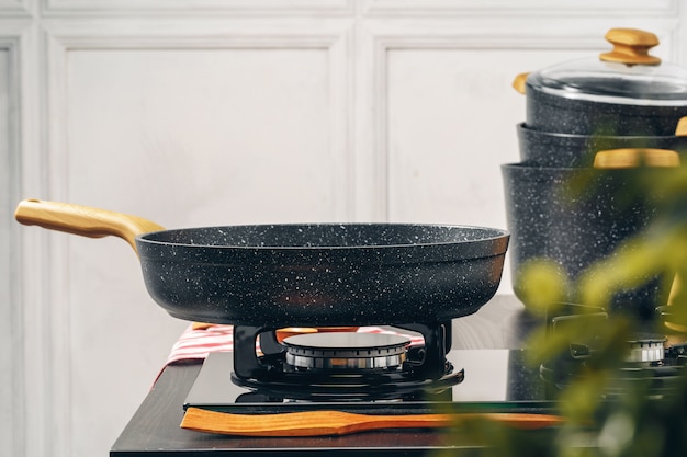 Foto sartén sobre la estufa de gas en una cocina