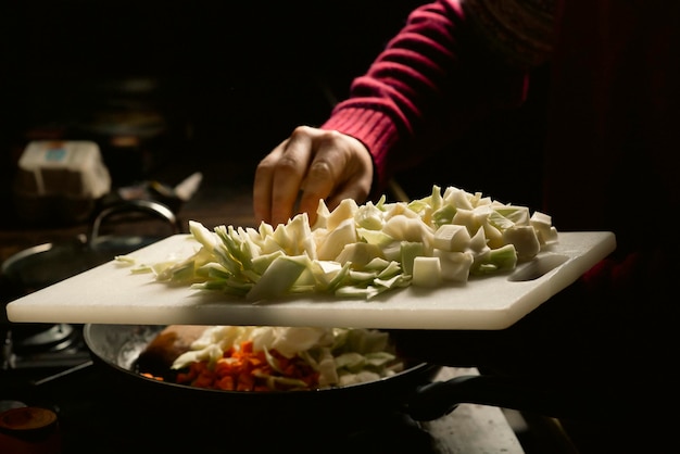 Sartén con verduras al plato chupito natural