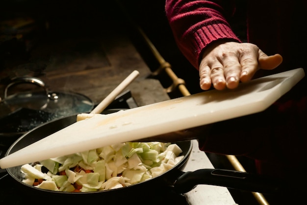 Sartén con verduras al plato chupito natural