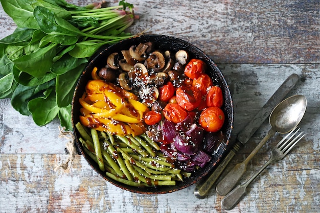 Sartén con verduras frescas