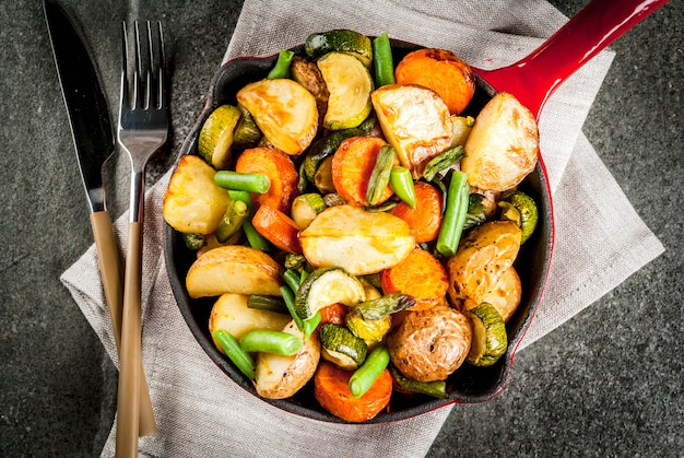 Sartén con verduras de otoño fritas de temporada