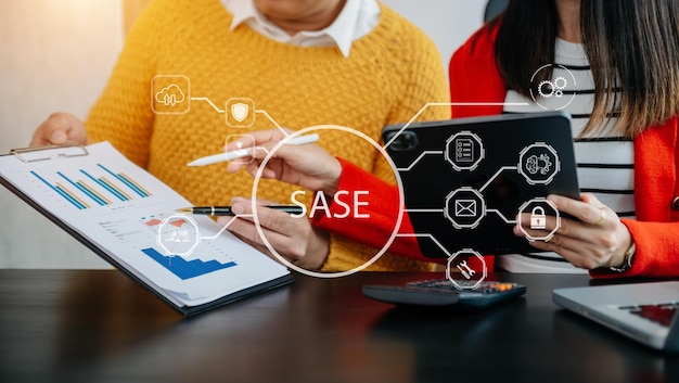 SASE Secure Access Service Edge-Konzept Handberührung des Secure Access Service Edge-Symbols auf dem Hintergrund des virtuellen Bildschirms, Passwort-Netzwerk-Framework und Support-Technologie in officexA