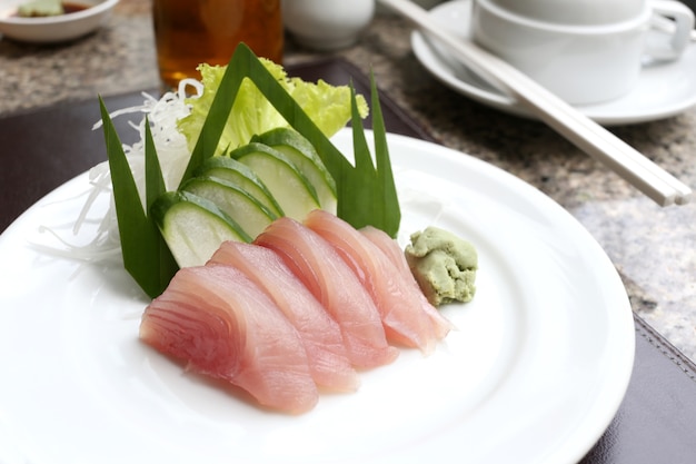 Sashimi de atún fresco (sushi de los mariscos) en el plato blanco.