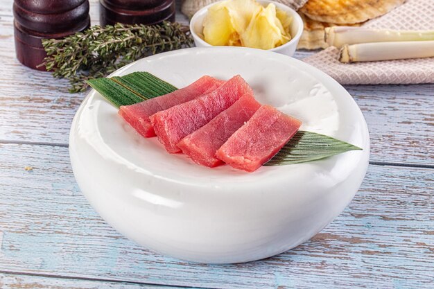 Sashimi de atún japonés en rodajas