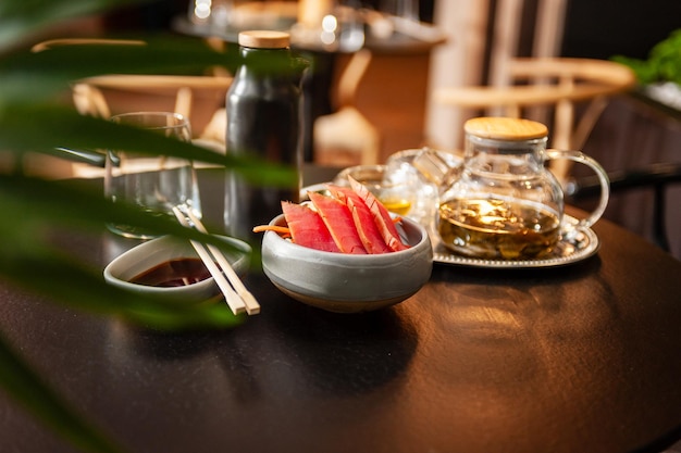 Foto sashimi de atún en un plato en una mesa en un bar de sushi