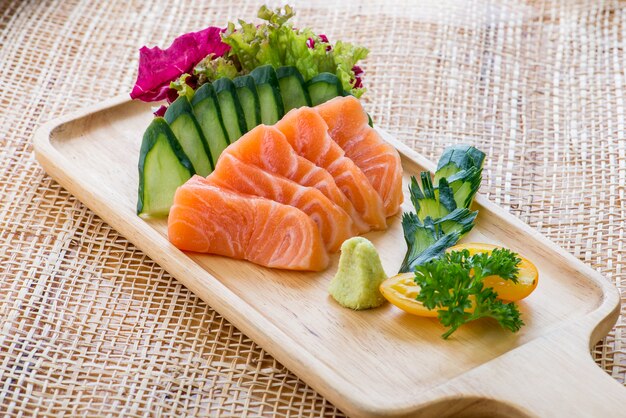 Sashimi de comida tradicional japonesa con salmón