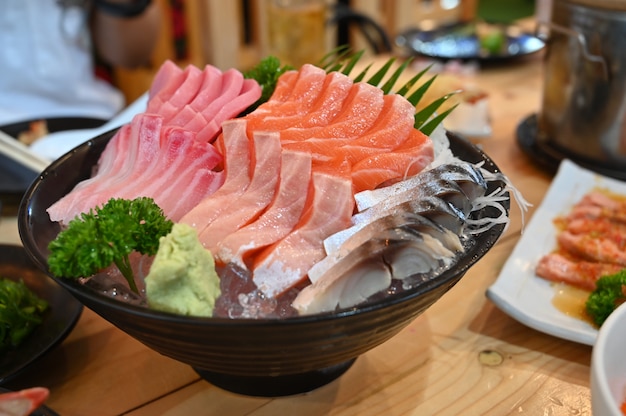 Sashimi conjunto de comida de Japón en el plato.