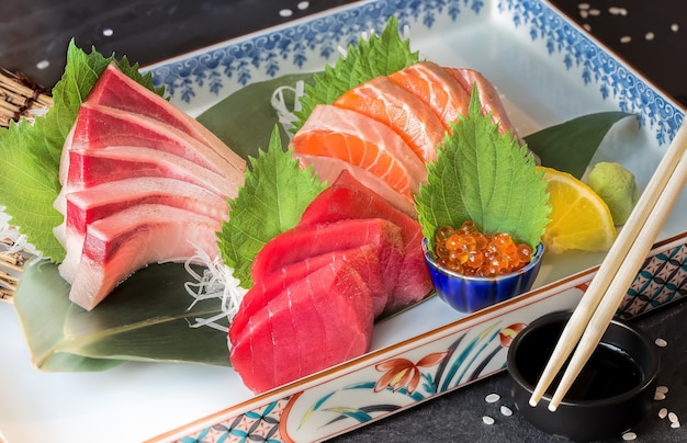 sashimi conjunto de atum, hamachi, salmão e ovos de salmão