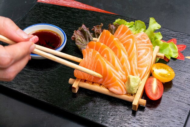 Sashimi crudo de salmón fresco con salsa de soja