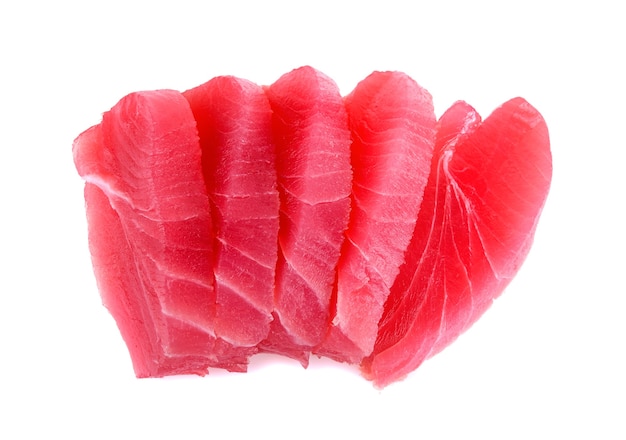 Sashimi de atum, atum cru isolado no fundo branco