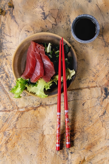 Foto sashimi de atum com molho de soja