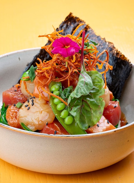 Sashimi de atum com vieiras e salmão com arroz e salada Chuka