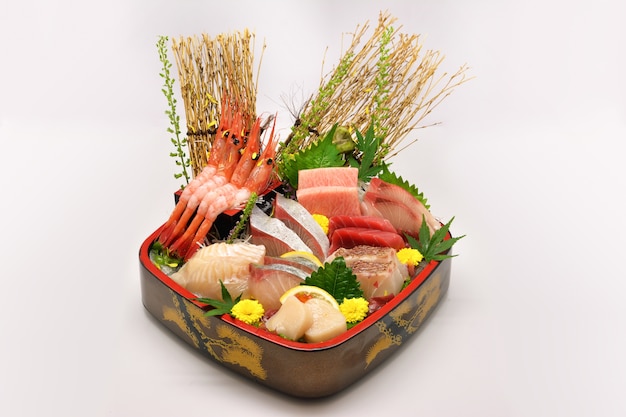 Sashimi de comida japonesa mista (maguro, otoro, salmão, robalo, hamachi, uni, Botan Ebi)