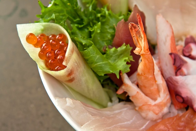 Sashimi de comida japonesa peixe fatiado Sashimi com fundo de pedra de atum de camarão de peixe salmão