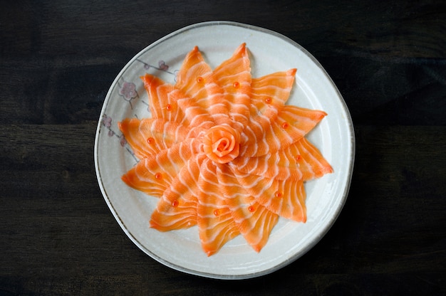 Sashimi de filé de salmão cru em prato de cerâmica