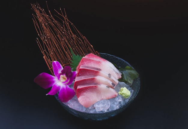 Sashimi de peixe de cauda amarela cru