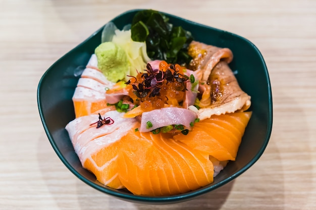 sashimi de salmão e ovos de salmão