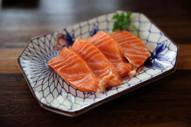 Sashimi de salmão em close