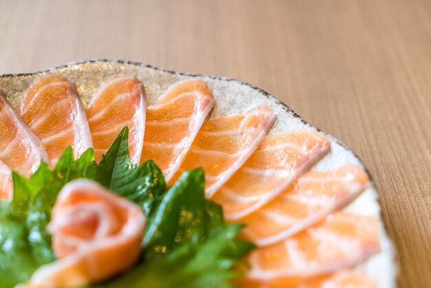 Foto sashimi de salmão em fatias comida japonesa