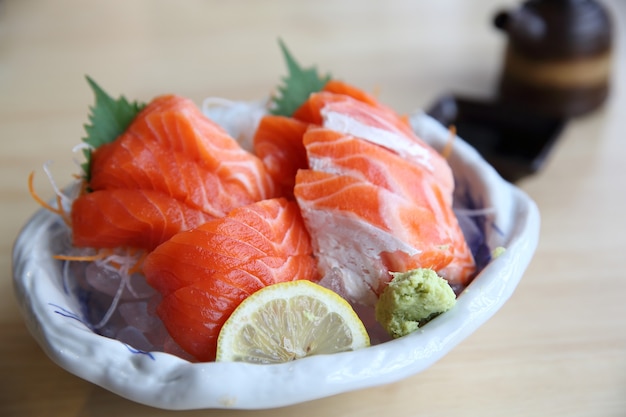 Sashimi de salmão em fundo de madeira comida japonesa