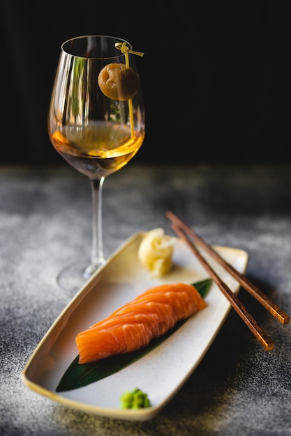 Sashimi de salmão em um fundo escuro elegante. servindo. garçom. banquete