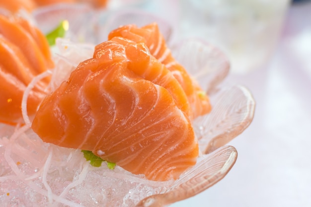 Foto sashimi de salmão na placa cerâmica