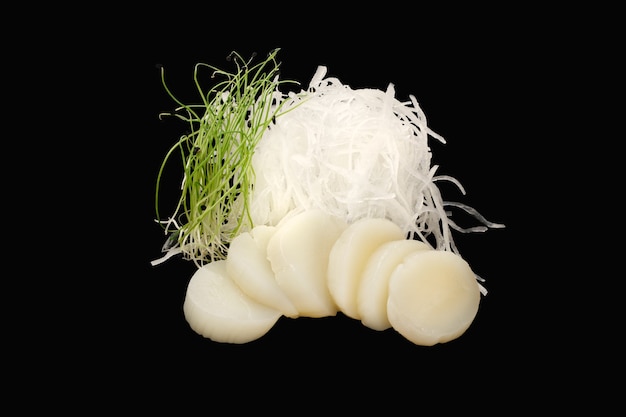 Sashimi de vieira, daikon, microgreen