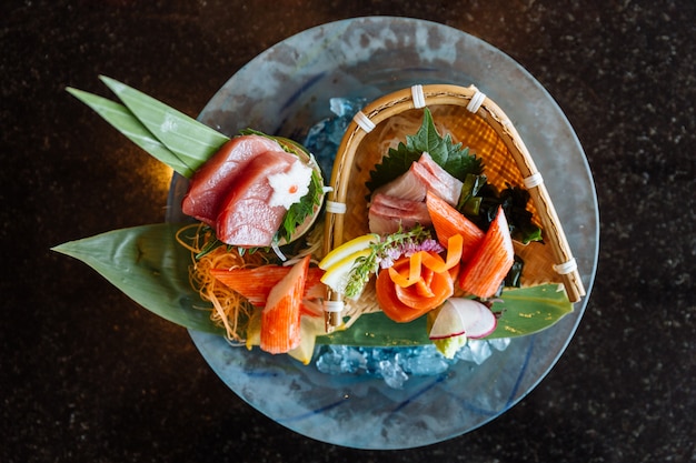 Sashimi fresco conjunto incluindo atum de barbatana azul, hamachi, vara de caranguejo servida com wasabi