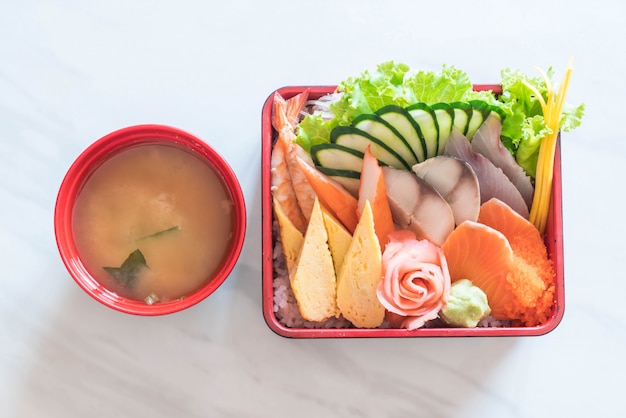 Sashimi fresco cru com arroz na caixa de bento