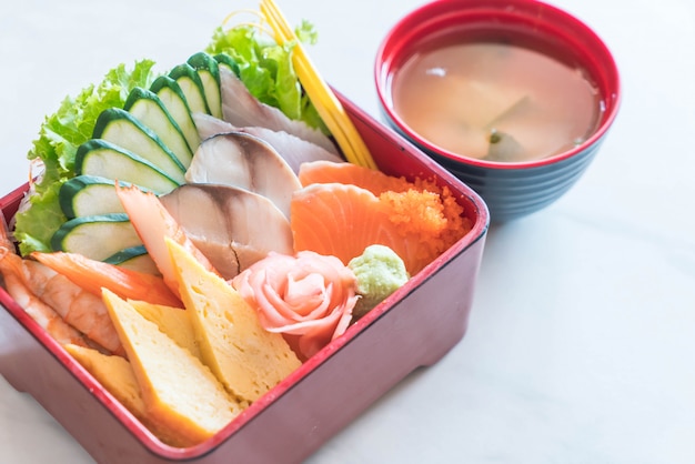 Sashimi fresco crudo con arroz en caja bento