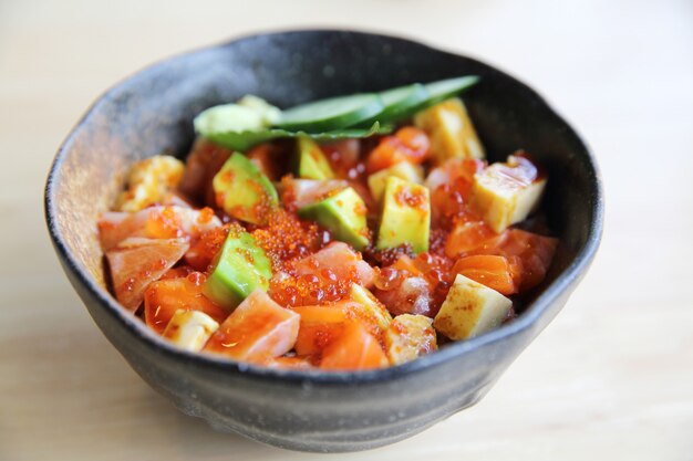 Sashimi frutos do mar e tigela de arroz com ovo - misture sashimi donburi com comida japonesa