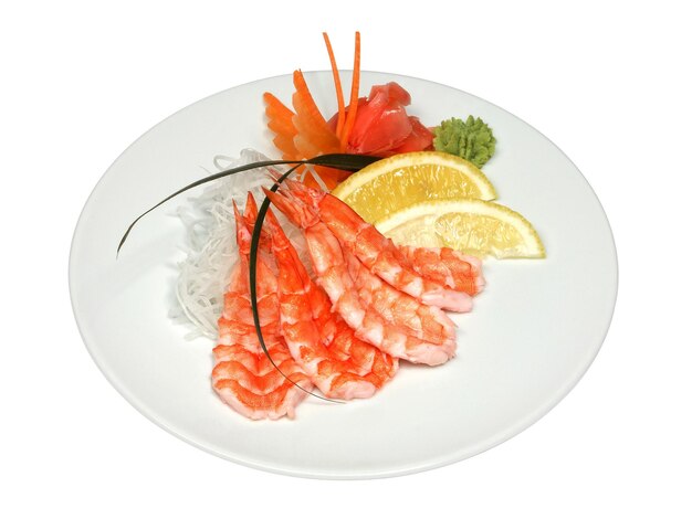 Sashimi con gambas en plato redondo blanco