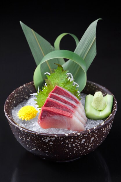 Sashimi Hamachi en un tazón