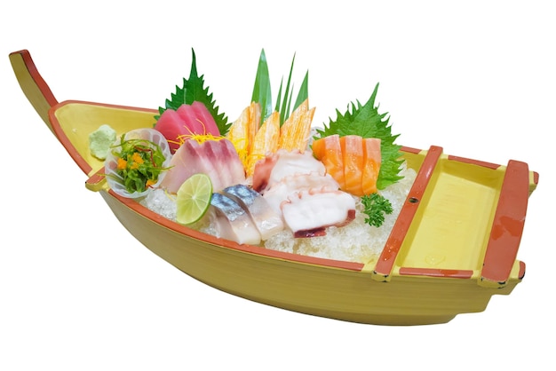 Sashimi japonés en placa de barco aislado sobre fondo blanco.