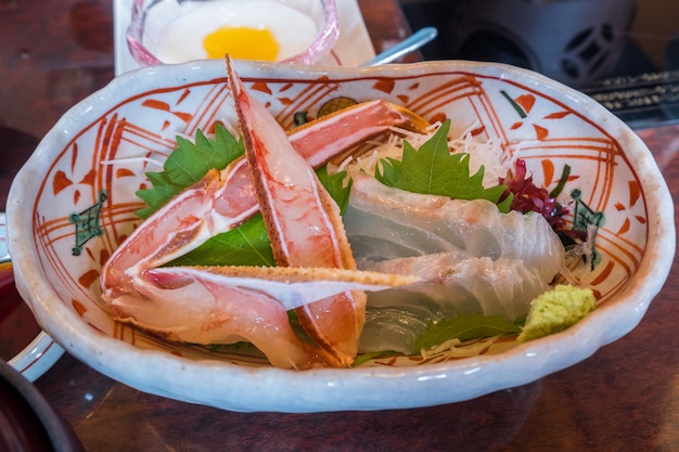 Sashimi japonés tradicional o cangrejo crudo y pescado en un plato es famoso y fresco y de