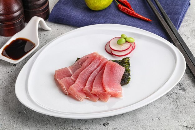 Sashimi mit geschnittenem Thunfisch aus der japanischen Küche