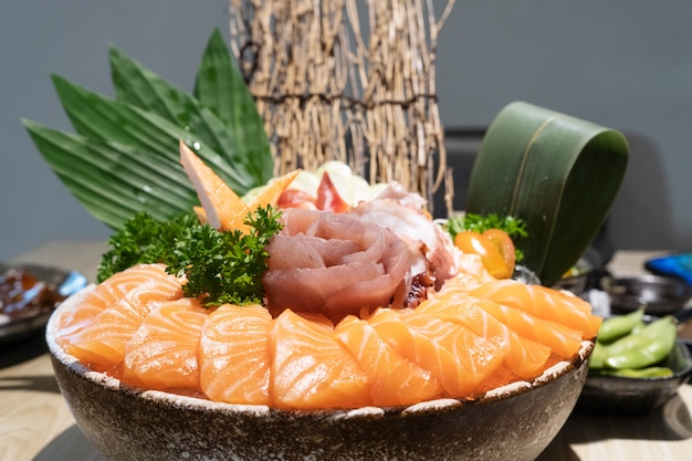 Sashimi mixto sobre hielo, comida japonesa en un restaurante asiático