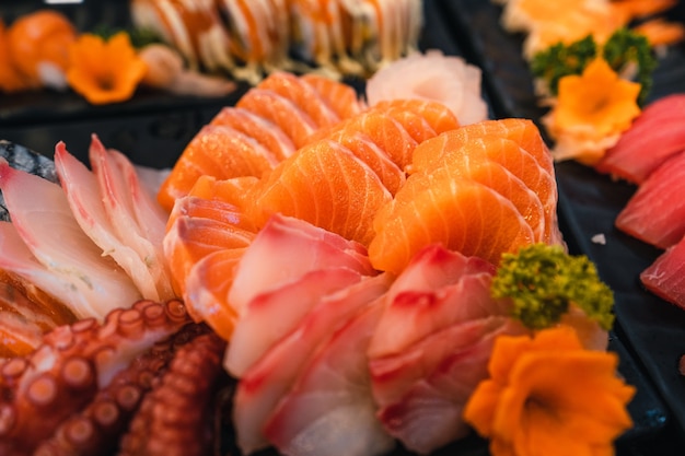 Sashimi en un plato en un restaurante japonés, sushi y sashimi