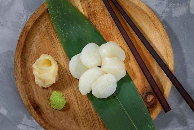 Sashimi de pulpo fresco en hoja de bambú en negro