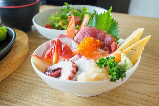 Sashimi Rice Bowl Chirashi Don comida japonesa en la mesa de madera en el restaurante