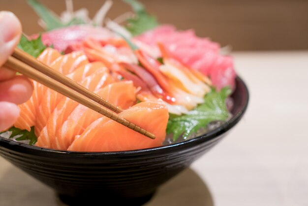 Sashimi salmão atum hamachi camarão e surf conjunto calmo, peixe cru, comida japonesa em descanso asiático