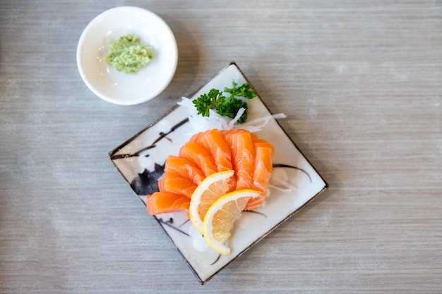 Sashimi de salmón al estilo japonés servido fresco en un plato blanco