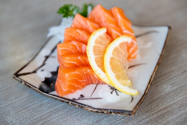 Sashimi de salmón al estilo japonés servido fresco en un plato blanco